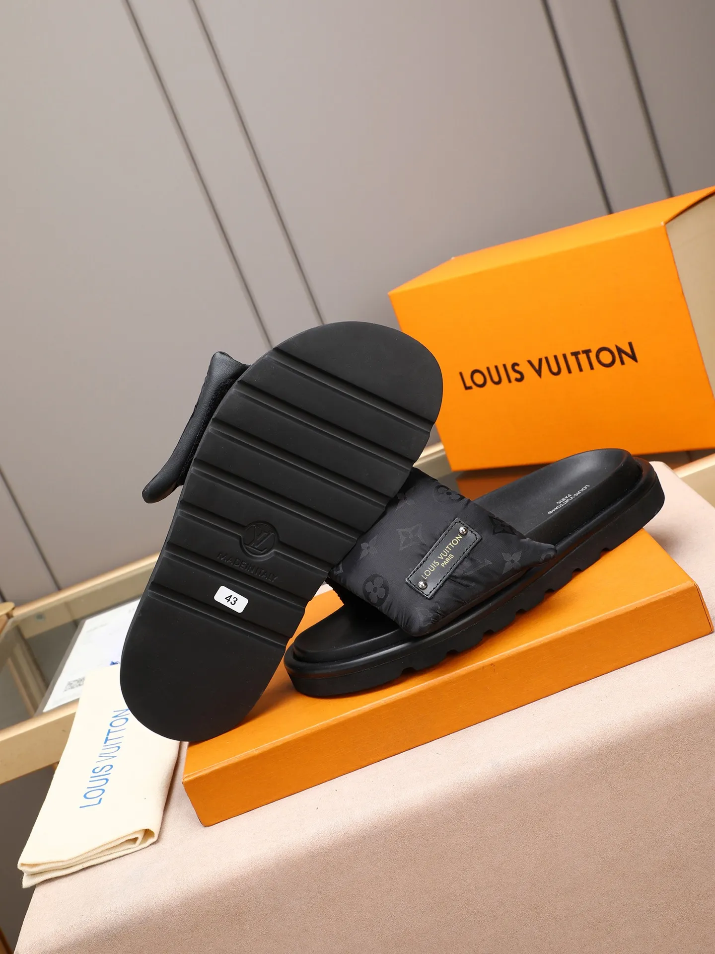 PP360 [LOUIS VUITTON] Louis Vuitton, LV printing, men's and women's slippers are on the market. The drawer box packaging comes with a cloth bag and a card. The upper pattern looks very soft and waxy, and it is a super versatile leg slimming tool. Fabric: imported denim/canvas/old fabric, LV hardware LOGO, official website pattern printing, comfortable to wear, feet: high-elastic PU water table. Sole: foam sole, heel height: about 5cm. Code number: 35-46, 35, 45, 46 are custom-made and non-returnable. Color: multiple colors and styles available.